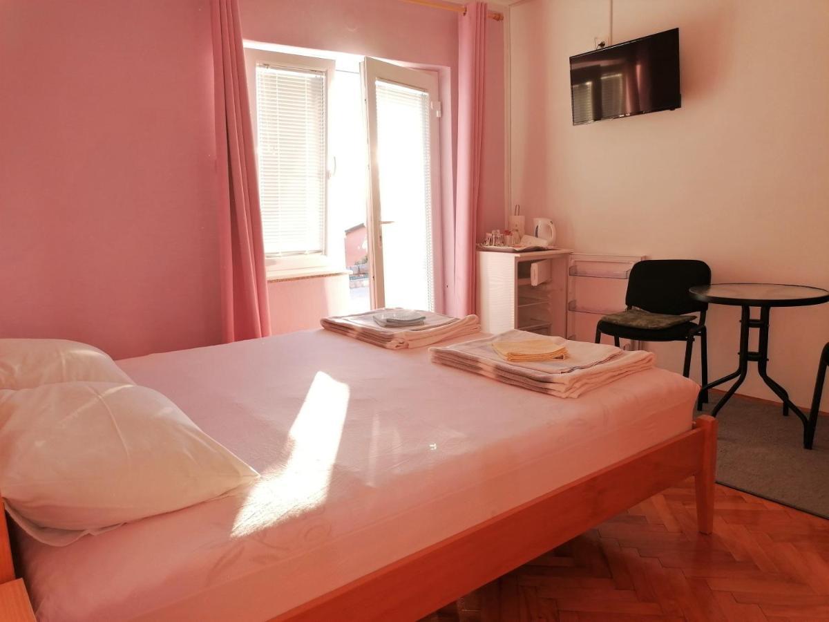 Guest House Pamela Senj  Buitenkant foto
